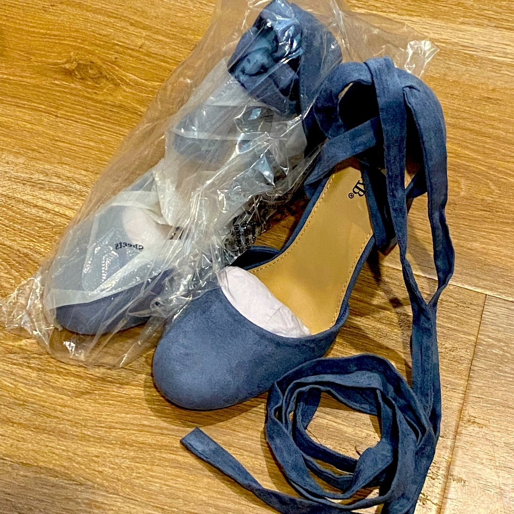 NWOB Size 7 blue JustFab wrap around sandals